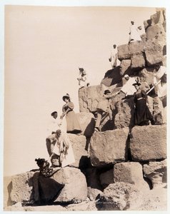 Turistien kiipeäminen pyramidiin - Zangali-veljesten valokuvaus, 1800-luvun loppu