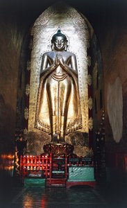 Kakusanda, yksi Buddhasta Anandan temppelissä, Bagan (pakana), Myanmar (Burma)