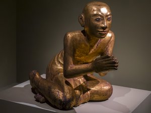 Munkki polvistuu rukouksessa. Burma