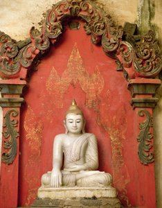 Istuva Buddha meditaatiossa (alabasteri)