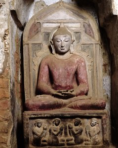 Istuva Buddha meditaatiossa (monivärinen kivi)