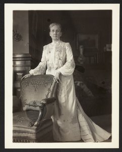 Rouva John Arbuckle, n. 1900–1910 (valkovalkoinen) tekijältä Burr William McIntosh