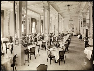 Ruokasali Robert Treat -hotellissa, Newark, New Jersey, 1916 (hopeagelatiiniprintti) tekijältä Byron Company