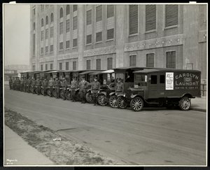 Joukko jakeluautoja pysäköitynä Carolyn Laundryn ulkopuolella osoitteessa 111 East 128th Street, East Harlem, New York, 1929 (hopeagelatiiniprintti) tekijältä Byron Company
