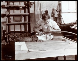 Mies työskentelee Hartman Piano Co:n tehtaalla, 1907 (hopeagelatiinipaino)
