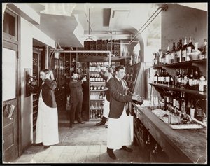 Ruokakomero Hotel Manhattanissa, 1902 (hopeagelatiiniprintti)
