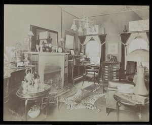 Olohuone näytelmäkirjailija Henry Martyn Blossomin kodissa osoitteessa 23 East 30th Street, New York, 1908 (hopeagelatiiniprintti) tekijältä Byron Company
