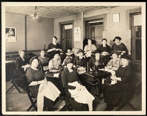 Naisten ompelupiiri osoitteessa 115 East 101st Street, East Harlem, New York, 1920 (hopeagelatiiniprintti)