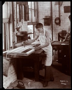 Nuori mies työskentelee Harrington Piano Co:n tehtaalla, 1907 (hopeagelatiinipaino)