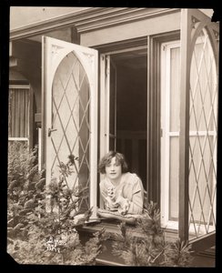 Anne Murdock kotona, n. 1915 (hopeagelatiiniprintti) tekijältä Byron Company
