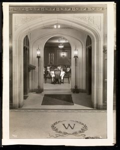 Archway, joka johtaa Hotel Woodwardin ruokasaliin, Broadway ja 55th Street, New York, 1920 (hopeagelatiiniprintti) tekijältä Byron Company