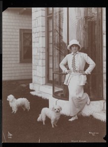 Billie Burke ja kaksi koiraa Burkeleigh Crestissä, hänen talossaan Hastingsonissa, New Yorkissa, 1912 (hopeagelatiiniprintti) tekijältä Byron Company