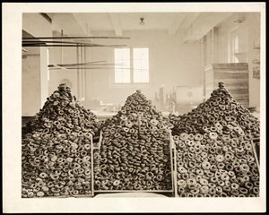 Donitsit Pelastusarmeijalle Hotel Commodoressa, 1919 (hopeagelatiiniprintti) tekijältä Byron Company