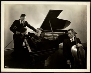 Sokea nainen, neiti Harding, pianon ääressä opettamassa kahta sokeaa miestä viulun ja sellon soittamisessa, 1936 (hopeagelatiiniprintti) tekijältä Byron Company