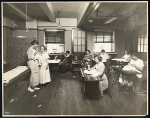 Sokeat nuoret naiset ja opettaja ompelemassa luokkahuoneessa New York Association for the Blindissa, 111 East 59th Street, New York, 1921 (hopeagelatiiniprintti)