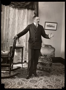 Charles Hawtrey asunnossaan Holland Housessa Fifth Avenuella, New Yorkissa, 1901-2 (hopeagelatiiniprintti) tekijältä Byron Company