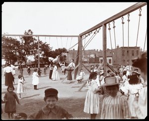 Lapset keinuvat Hudson Bank Gymnasiumissa ja leikkikentällä, 53rd Streetin ja 11th Avenuen kulmassa, New York, 1898 (hopeagelatiinivedos).
