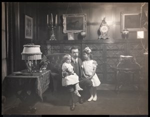 Clarence Mackay lastensa kanssa Harbour Hillin kirjastossa Roslynissa, Long Islandilla, n. 1905 (hopeagelatiiniprintti)