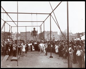 Yleisö katsomassa voimistelijaa Hudson Bank Gymnasium and Playgroundissa, 53rd Street ja 11th Avenue, New York, 1898 (hopeagelatiiniprintti)