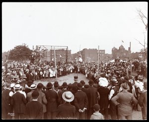 Yleisö katsomassa seiväshyppääjää Hudson Bank Gymnasium and Playgroundissa, 53rd Street ja 11th Avenue, New York, 1898 (hopeagelatiiniprintti)