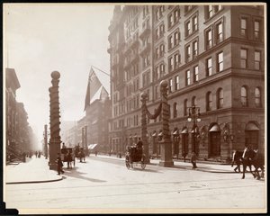 Dewey-paraatin koristeet Waldorf Astoria -hotellissa, 33rd Street ja 5th Avenue, New York, 1899 (hopeagelatiiniprintti) tekijältä Byron Company