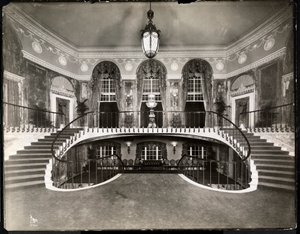 Kaksoisportaat Ritz-Carlton-hotellissa, 1913 (hopea gelatiiniprintti) tekijältä Byron Company