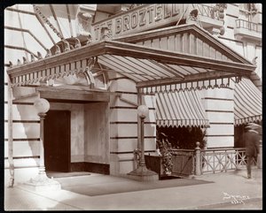 Hotel Broztellin sisäänkäynti, 3 East 27th Street, New York, 1906 (hopeagelatiiniprintti) tekijältä Byron Company