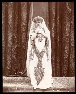 Eva Fay Hammersteinin kattopuutarhassa, New York, noin 1910 (hopeagelatiinipaino).