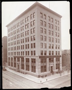 Ulkokuva Parke, Davis und Co. -rakennuksesta, Hudson und Vestry Streets, New York, 1910 (hopeagelatiiniprintti) tekijältä Byron Company