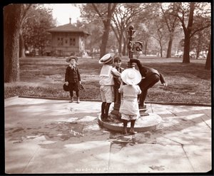 Viisi lasta leikkimässä ja juomassa suihkulähteellä Madison Squarella, New Yorkissa, 1901 (hopeagelatiiniprintti)