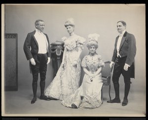 Ryhmämuotokuva Sydney Dillon Ripleystä kolmen muun kanssa James Hazen Hyde Ballissa New Yorkissa 31. tammikuuta 1905 (hopeagelatiiniprintti)