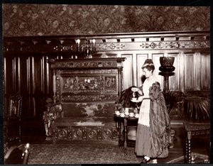 Vieras juomassa teetä Hotel Marie Antoinettessa, 1895 tai 1896 (hopeagelatiiniprintti)