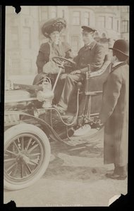 Hattie Williams istui kuljettajan kanssa yhdessä New Yorkin ensimmäisistä autoista, New York, 1890-1910 (hopeagelatiiniprintti) tekijältä Byron Company