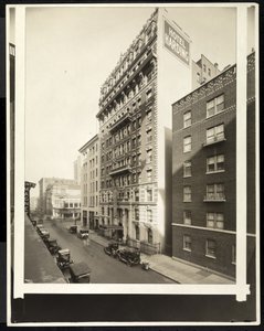 Hotel Harding osoitteessa 55th Street ja Broadway, New York, 1921 (hopeagelatiiniprintti) tekijältä Byron Company