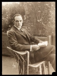 Howard Estabrook puutarhassa, 1915-1916 (hopeagelatiiniprintti)