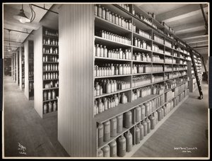 Parke, Davis und Co.:n kemikaalien varastohuoneen sisäkuva, kemistit, Hudson und Vestry Streets, New York, 1910 (hopeagelatiiniprintti) tekijältä Byron Company