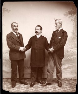Työväen johtajat Samuel Gompers, John Burns ja Holmes, 1893-1894 (hopeagelatiiniprintti)