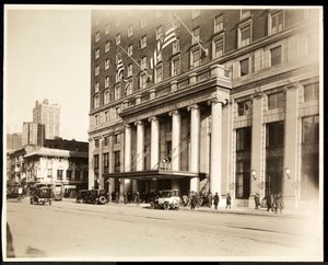 Hotel Pennsylvanian pääsisäänkäynti, 7th Avenue ja 32nd Street, New York, 1919 (hopeagelatiinivedos). tekijältä Byron Company