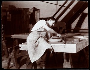 Mies työskentelee Hardman, Peck und Co:n pianotehtaalla, New York, 1907 (hopeagelatiiniprintti)