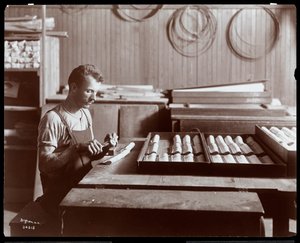 Mies työskentelee Hardman, Peck und Co:n pianotehtaalla, New York, 1907 (hopeagelatiiniprintti)