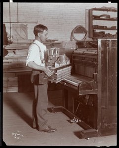 Mies työskentelee Hardman, Peck und Co:n pianotehtaalla, New York, 1907 (hopeagelatiiniprintti)