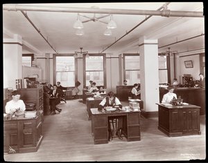 Miehet ja naiset avoimessa toimistossa Parkessa, Davis und Co.:ssa, kemistit, Hudson und Vestry Streets, New York, 1910 (hopeagelatiiniprintti)
