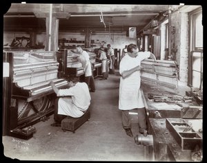Miehet työskentelevät Hardman, Peck und Co:n pianotehtaassa, New York, 1907 (hopeagelatiiniprintti)