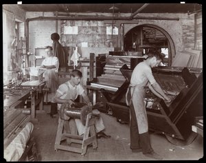 Miehet työskentelevät Hardman, Peck und Co:n pianotehtaassa, New York, 1907 (hopeagelatiiniprintti)