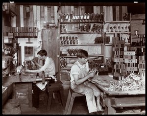 Miehet työskentelevät Hardman, Peck und Co:n pianotehtaassa, New York, 1907 (hopeagelatiiniprintti)