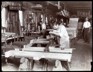 Miehet työskentelevät Hardman, Peck und Co:n pianotehtaassa, New York, 1907 (hopeagelatiiniprintti) tekijältä Byron Company