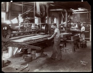 Miehet työskentelevät Hardman, Peck und Co:n pianotehtaassa, New York, 1907 (hopeagelatiiniprintti)