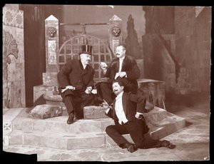 Oscar Hammerstein ja kaksi muuta Manhattanin oopperatalossa, n. 1905 (hopeagelatiiniprintti)