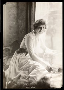 Hazel Dawnin muotokuva. noin 1915 (hopeagelatiiniprintti)