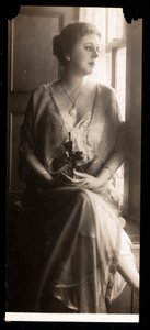 Jobyna Howlandin muotokuva, 1908-1909 (hopeagelatiiniprintti) tekijältä Byron Company